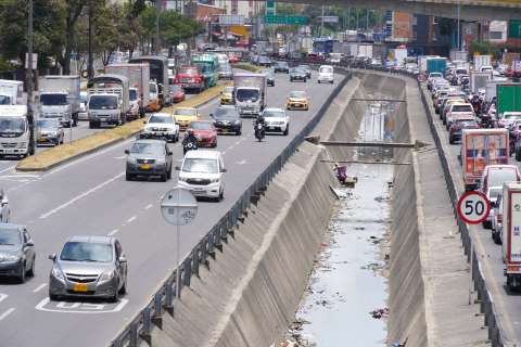 Bogotá: ¿Qué pasa con el exceso de basura en el canal de la Av. Boyacá?