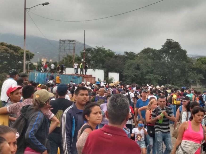 Así reportaba la diputaba venezolana la situación en el puente internacional Simón Bolívar, en Cúcuta. / @GagyArellano