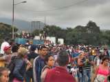 Se saltan vallas en la frontera para pasar por el Puente Simón Bolívar