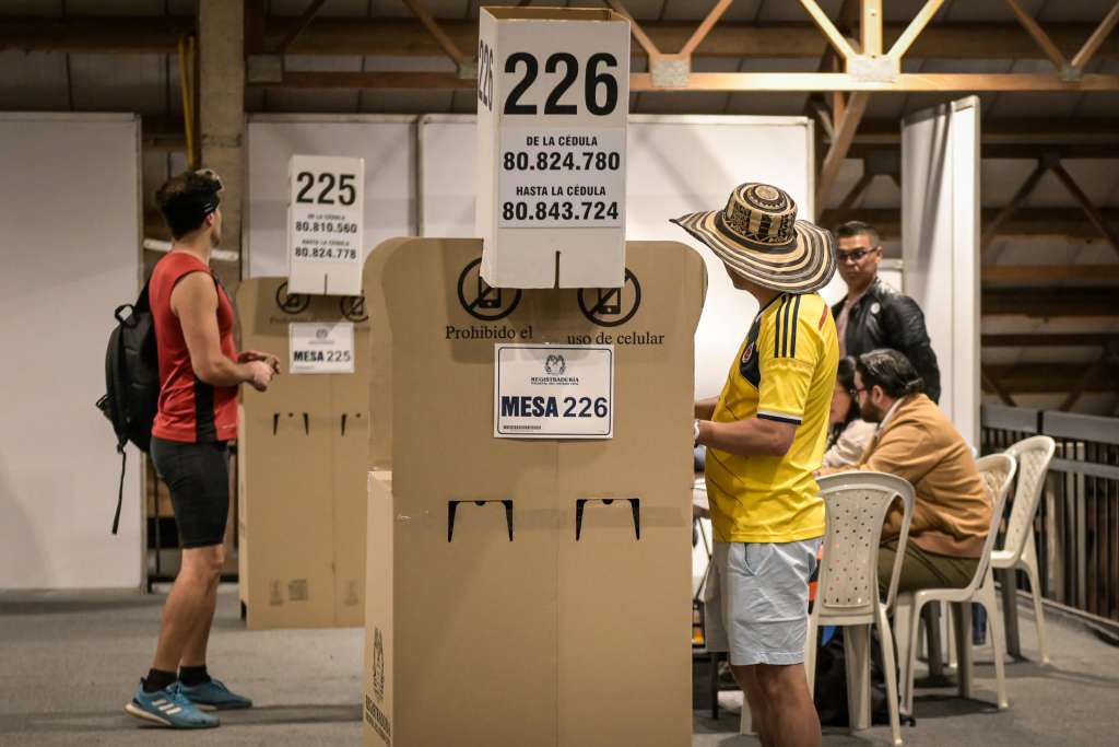 AME2780. BOGOTÁ (COLOMBIA), 21/06/2026.- Personas asisten al puesto de votación de Corferias durante la segunda vuelta de las elecciones presidenciales que elegirá quien gobernará a Colombia en el periodo 2026-2030 este domingo, en Bogotá (Colombia). EFE/ Natalia Pedraza