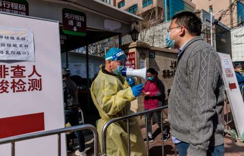 Fábricas cerradas y caídas en la bolsa: efectos tras cierres por covid-19 en China