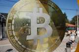 Bitcoin retrocede tras alcanzar su nivel más alto en ocho meses