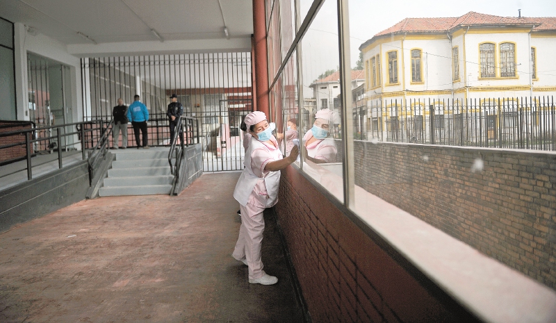 Acceso a la nueva zona de atención del San Juan. Al fondo, edificios por recuperar. / Fotos: Cristian Garavito