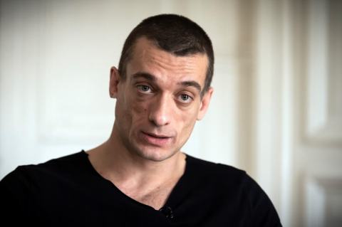 Detenido el artista ruso que hizo caer al candidato de Macron para la alcaldía de París