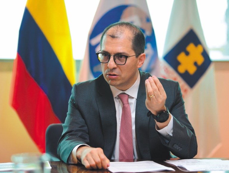 Estamos volviendo al resurgimiento del paramilitarismo: fiscal Barbosa