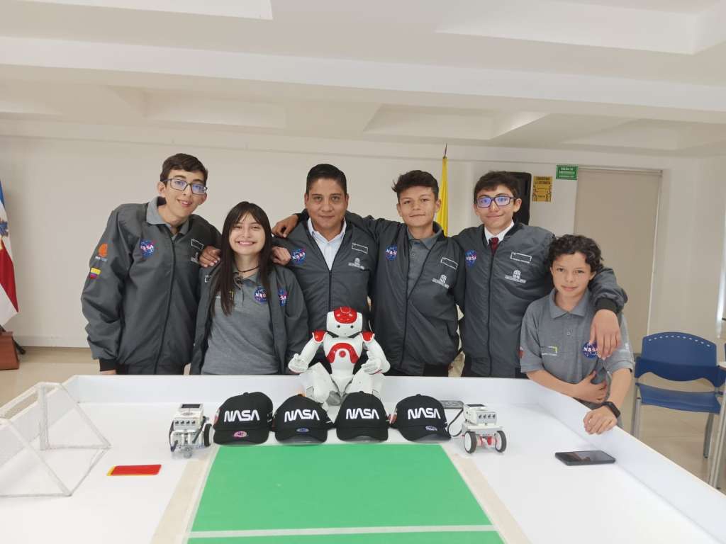 Los estudiantes tienen la oportunidad de aprender, gracias a cátedras impartidas por expertos, competencias de programación, robótica y ciencia aeroespacial.