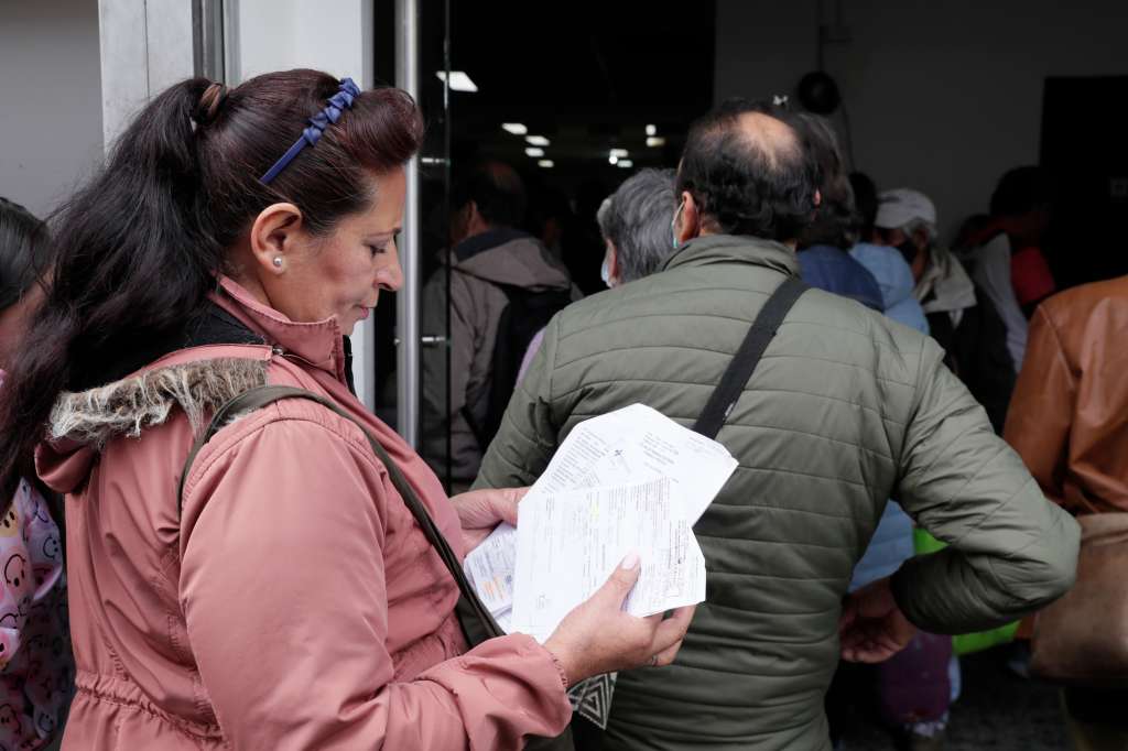 AME1305. BOGOTÁ (COLOMBIA), 21/03/2025.- Una mujer hace fila para reclamar medicamentos este viernes, en Bogotá (Colombia). EFE/ Carlos Ortega