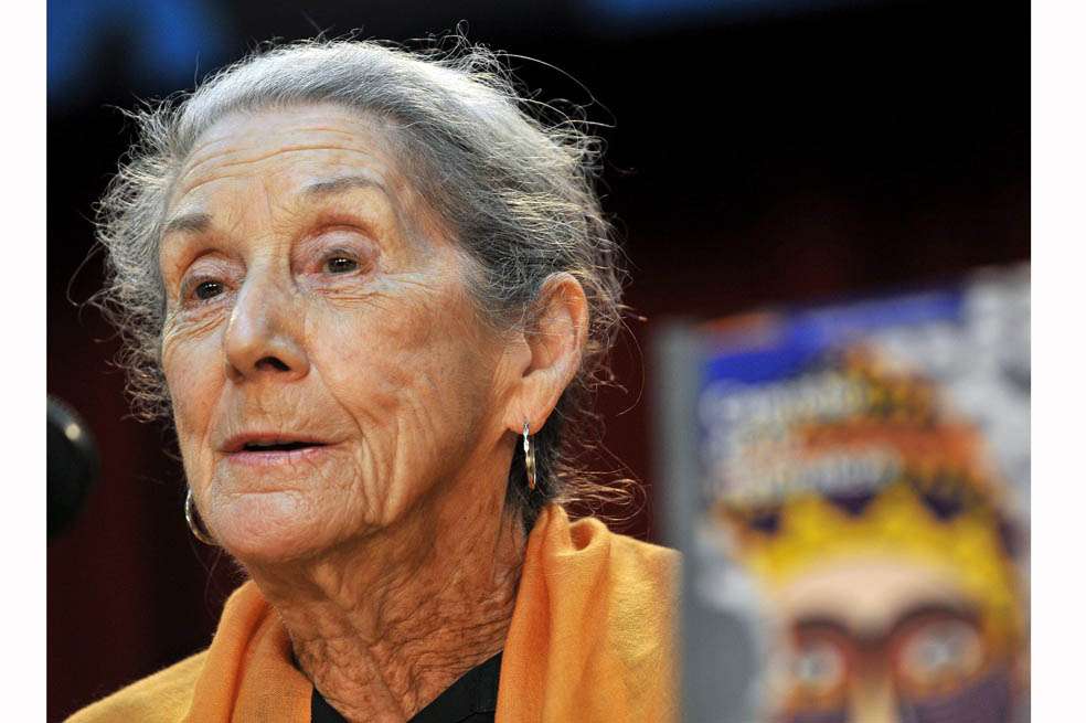 La escritora y activista política falleció el domingo por la noche, a los 90 años, en su casa de Johannesburgo. / EFE