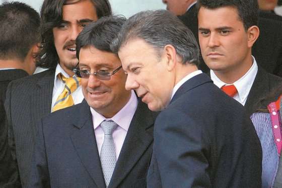 Los primos Francisco Santos y Juan Manuel Santos durante una ceremonia militar en julio de 2010. / Archivo El Espectador