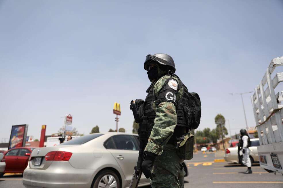 Un integrante de la Guardia Nacional vigilando afuera de un centro comercial para evitar saqueos en el municipio de Ojo de Agua, México. / EFE