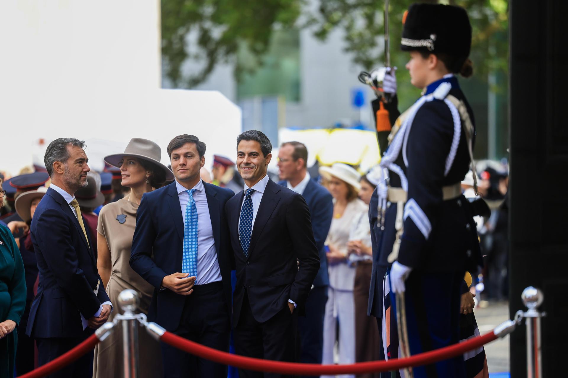Den Haag (Netherlands), 16/09/2025.- Rob Jetten (C-R), leader of the D66 party, and his partner Nicolas Keenan arrive at the Royal Theatre for the speech from the throne during Budget Day in The Hague, Netherlands, 16 September 2025. Budget Day, the new working year for the Senate and House of Representatives opens on the third Tuesday of September. (Países Bajos; Holanda, La Haya) EFE/EPA/IRIS VAN DEN BROEK

