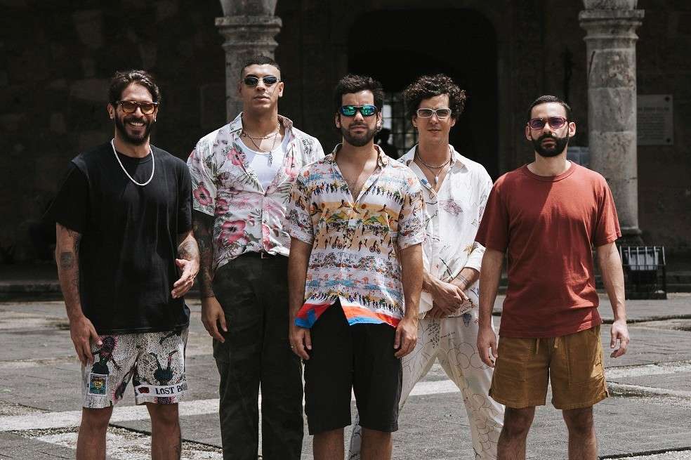 “No Se Si Salga El Sol (Remix)” es el último track de la era de “Eterno” de Manuel Medrano; en esta ocasión al lado de la agrupación venezolana, Rawayana