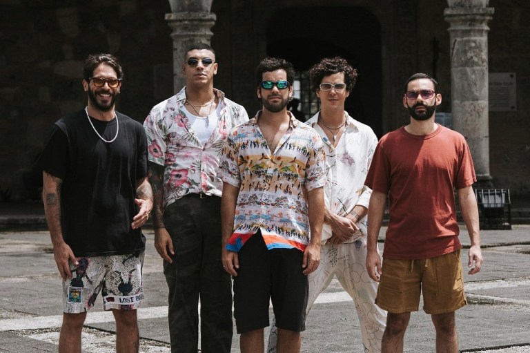 Manuel Medrano estrena “No sé si salga el sol” junto a Rawayana