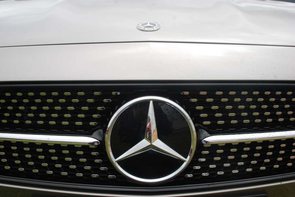 Como lleva el paquete AMG Line, su parrilla posee un efecto diamante, en cuyo centro destaca el característico emblema de Mercedes-Benz atravesado por una línea central.