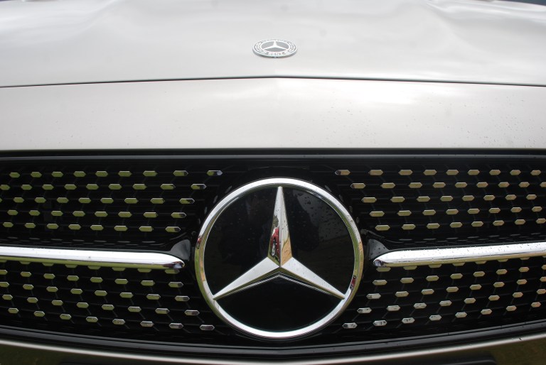 Como lleva el paquete AMG Line, su parrilla posee un efecto diamante, en cuyo centro destaca el característico emblema de Mercedes-Benz atravesado por una línea central.