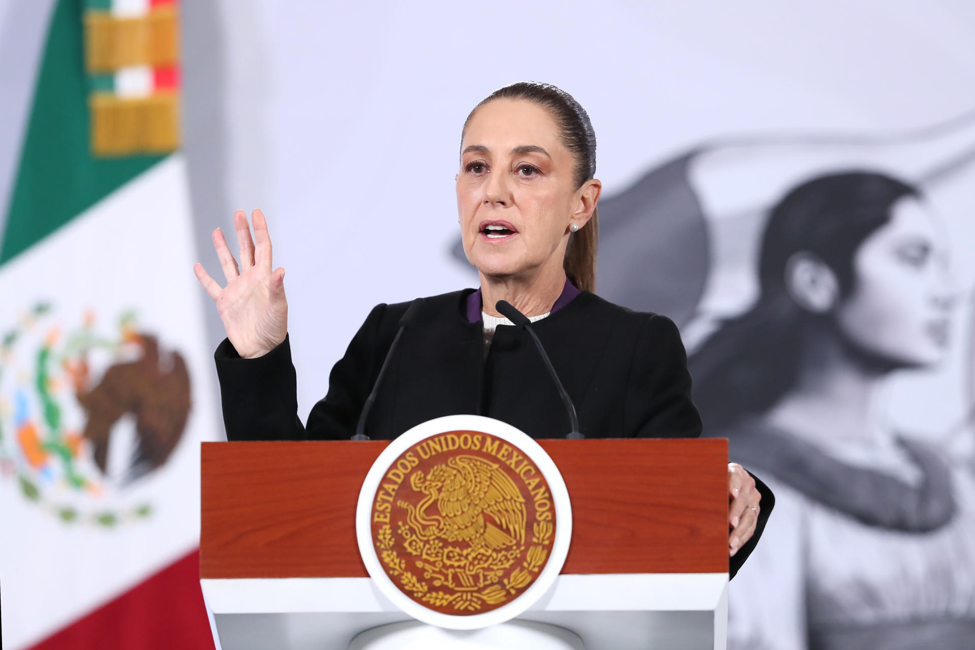 MEX1401. CIUDAD DE MÉXICO (MÉXICO), 16/12/2025.- La presidenta de México, Claudia Sheinbaum, habla durante una rueda de prensa este martes, en el Palacio Nacional de Ciudad de México (México). Sheinbaum aseguró que su Gobierno “va a analizar las implicaciones” que tiene la orden ejecutiva firmada el lunes por el mandatario estadounidense Donald Trump para declarar al fentanilo como “arma de destrucción masiva”. EFE/ Mario Guzmán