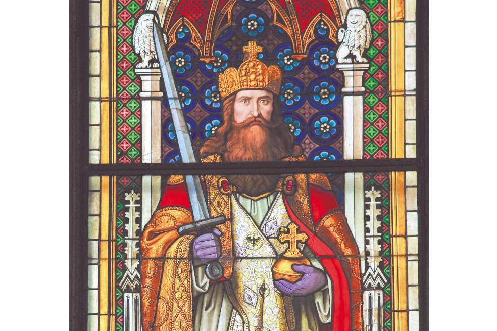 El eje temático de “El cantar de Roldán” es la figura del héroe, como es el caso de Carlomagno: emperador, muy católico, que gobierna desde los Pirineos hasta el Elbo, y una parte del norte de Italia.