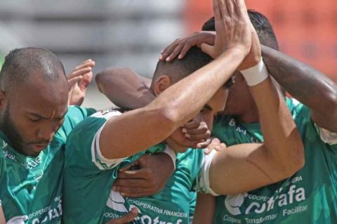 Goleador colombiano se cansó de esperar y decidió jugar con la selección de Siria