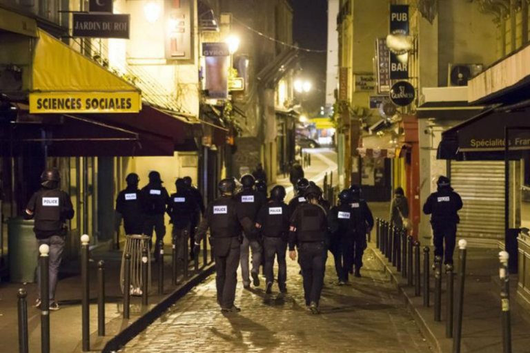 Un terrorista de los atentados de París de 2015 sigue libre y sin identificar