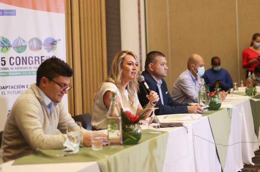 Isaac Herrera, director de producto de Easyfly; Paula Cortés, presidenta ejecutiva de Anato; y Carlos Maya, alcalde de Pereira en el lanzamiento del Congreso Nacional de Agencias de Viajes y Turismo.