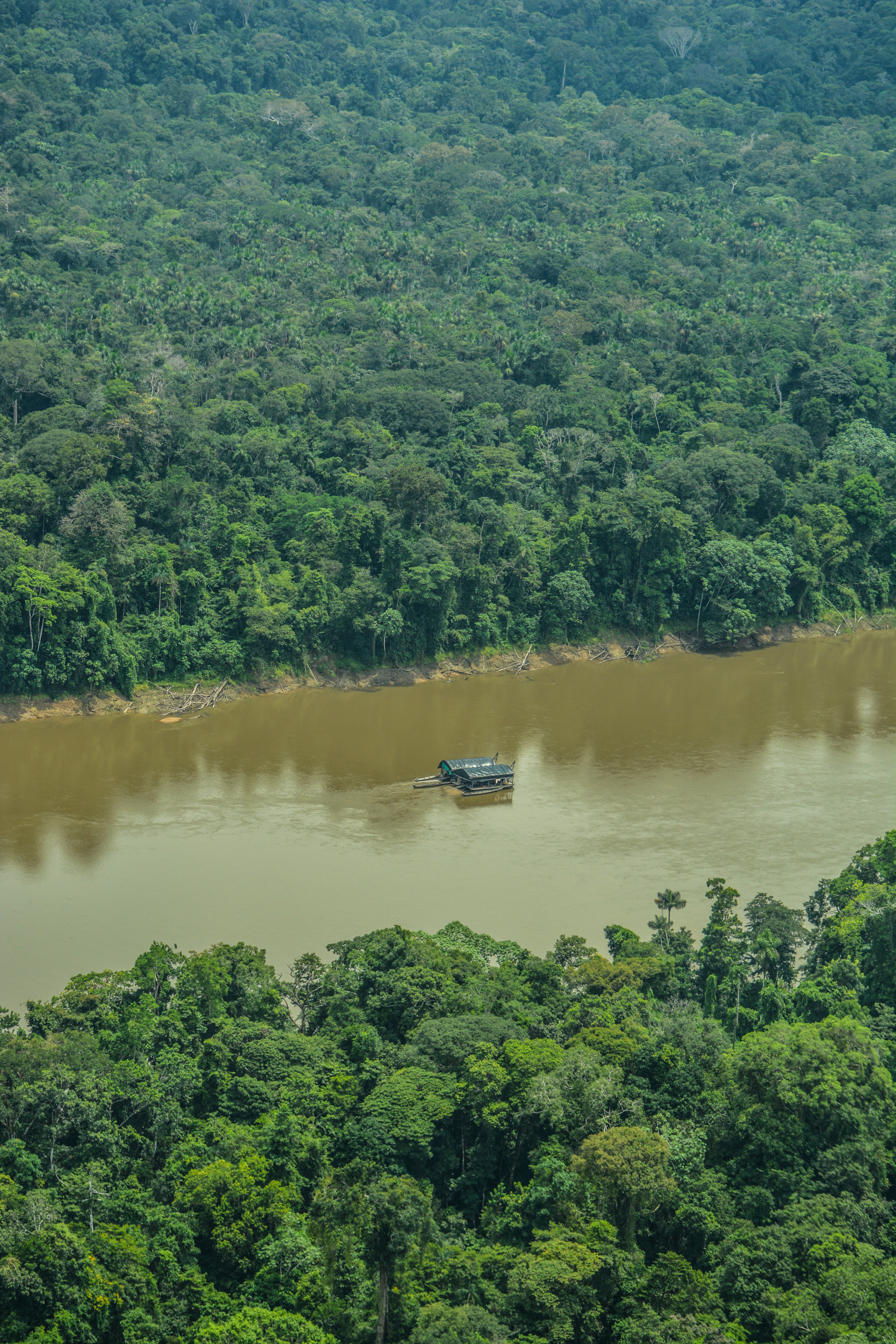 Balsa minera en el río Cotuhé, en zona peruana.
