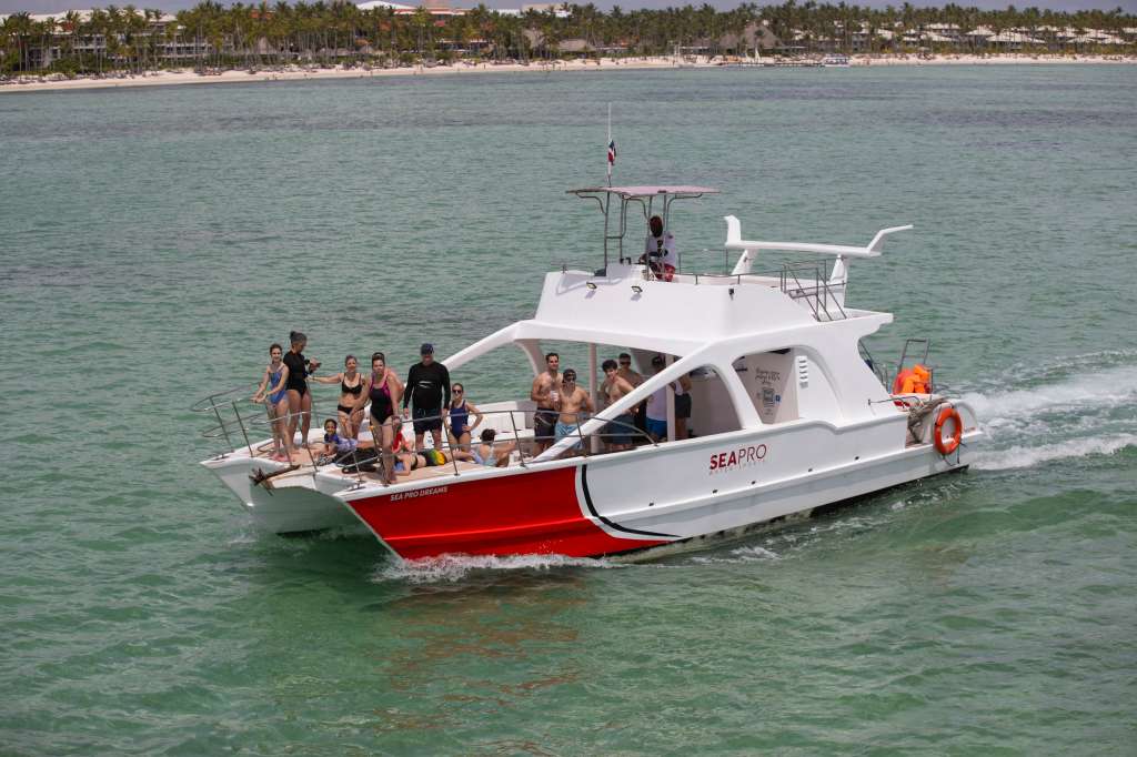 AME2728. PUNTA CANA (REPÚBLICA DOMINICANA), 17/07/2024. Turistas sobre un yate recorren una playa este miércoles, en Punta Cana (República Dominicana). Cerca de seis millones de turistas visitaron la República Dominicana en los primeros seis meses de este año, una subida de un 11 % respecto al primer semestre de 2023. EFE/ Orlando Barría