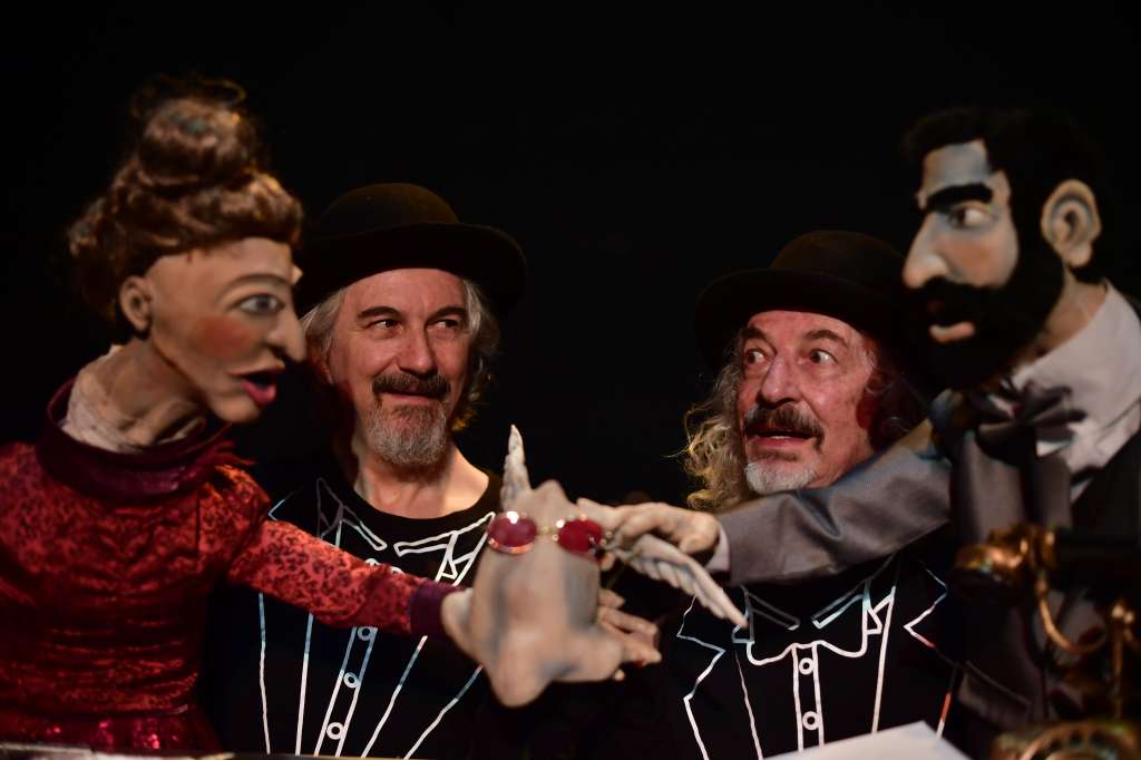 Iván Darío Álvarez y Cesar Santiago Álvarez, fundadores del teatro Libélula Dorada, presentan su obra de títeres “La increíble historia de la nariz del Dr. Freud” (izq-der).