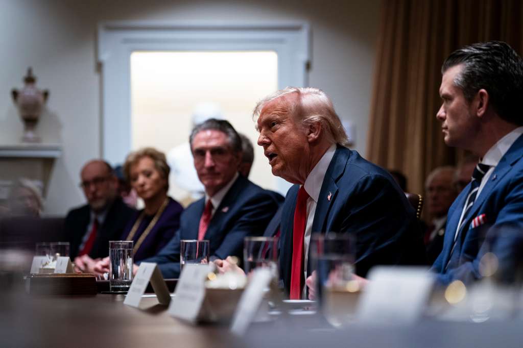 Washington (United States), 26/02/2025.- (L-R) Russell Vought, director of the Office of Management and Budget (OMB), Linda McMahon, former administrator of the US Small Business Administration and US education secretary nominee for US President Donald Trump, Doug Burgum, US secretary of the interior, US President Donald Trump, and Pete Hegseth, US secretary of defense, attend a cabinet meeting at the White House in Washington, DC, USA, 26 February 2025. EFE/EPA/AL DRAGO / POOL