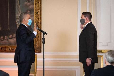 En posesión de Pinzón, Duque le tira pullas, otra vez, a la justicia transicional