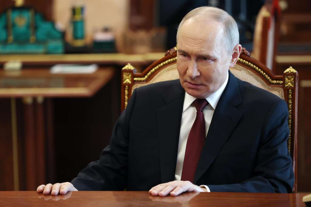 Moscow (Russian Federation), 19/04/2025.- Russian President Vladimir Putin during his meeting with Chief of the General Staff of the Russian Armed Forces Army General Valery Gerasimov in Moscow, Russia, 19 April 2025. (Rusia, Moscú) EFE/EPA/VYACHESLAV PROKOFIEV / SPUTNIK / KREMLIN POOL