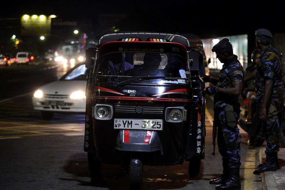 La isla de Sri Lanka se encuentra bajo estrictas medidas de seguridad tras la escalada de violencia en represalia por los atentados bomba. / AFP