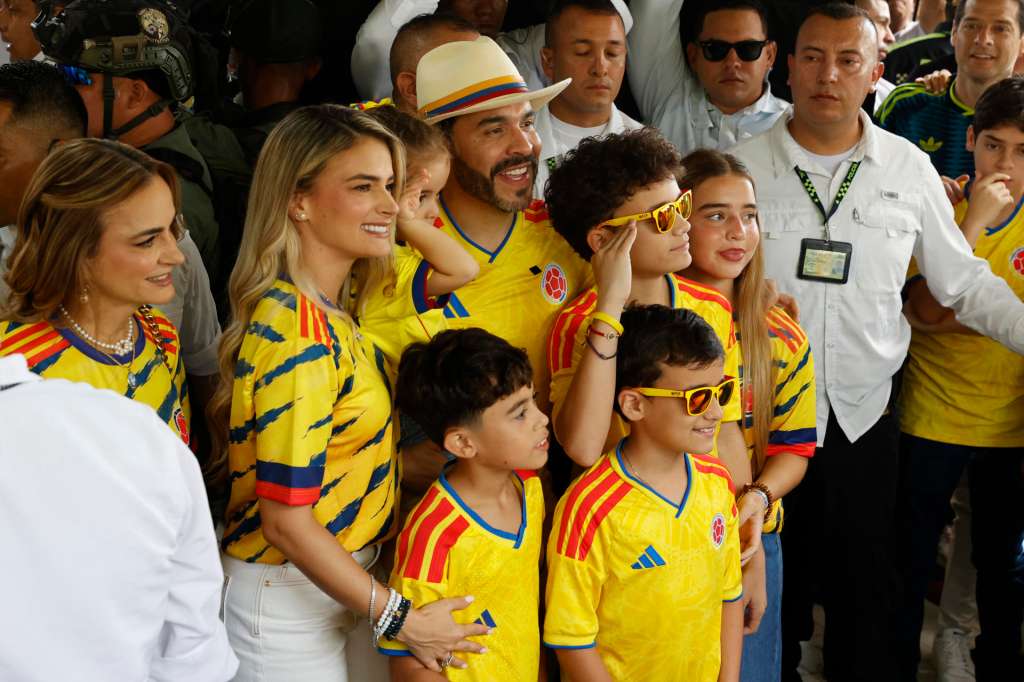 AME2790. BARRANQUILLA (COLOMBIA), 21/06/2026.- El candidato a la Presidencia de Colombia el ultraderechista Abelardo de la Espriella (c) posa con su familia a su llegada a votar este domingo, en la segunda vuelta que elegirá quien gobernará al país en el periodo 2026-2030, en Barranquilla (Colombia). EFE/ Mauricio Dueñas Castañeda
