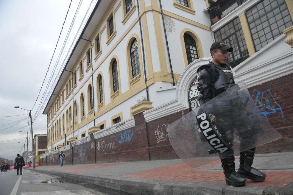 El Esmad de la Policía custodia desde el sábado los alrededores del hospital San José y la plaza España, a dos cuadras del Bronx, sector donde serán demolidos 47 edificios. / Óscar Pérez - El Espectador