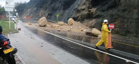 Continuará el cierre total de vía a La Calera tras deslizamiento de rocas por las lluvias