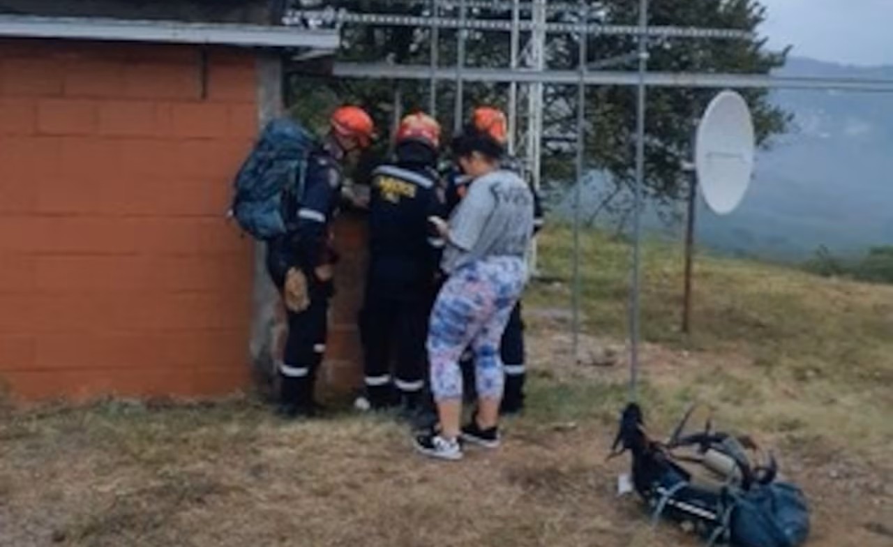 La emergencia fue atendida por los Bomberos de Cali con dos máquinas con diez unidades y una ambulancia con dos paramédicos.