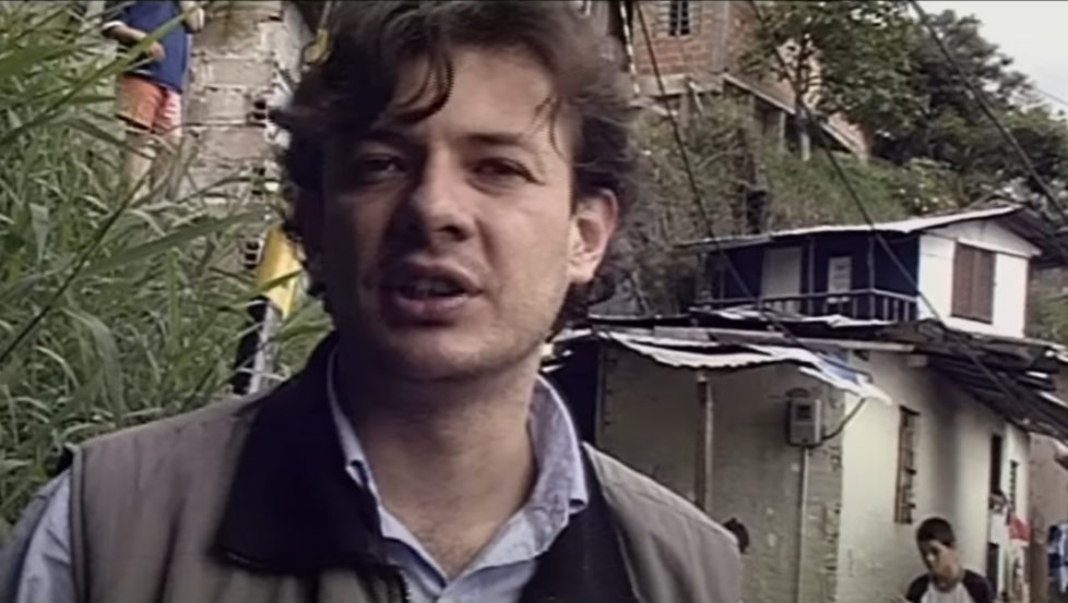 Hollman Morris presentando su programa 'Contravía' dese la Comuna 13, en 2003, tras la Operación Orión.