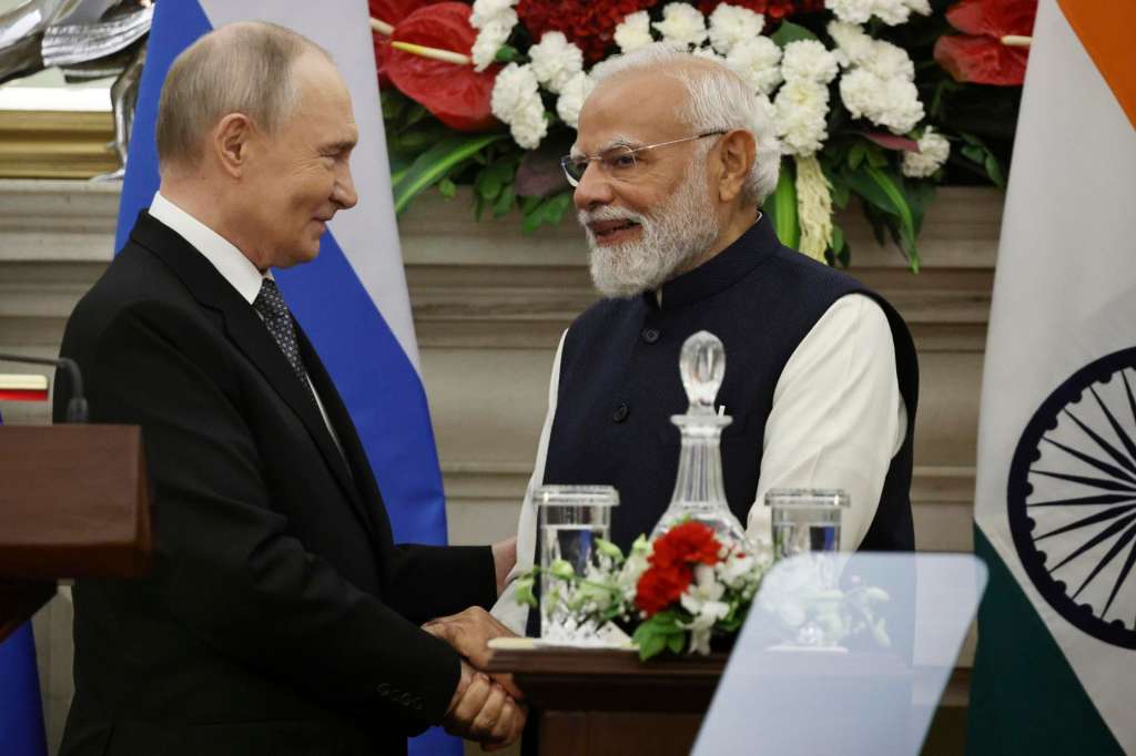 NEW DELHI (India), 05/12/2025.- Russian President Vladimir Putin (L) and Indian Prime Minister Narendra Modi shake hands during a joint press conference after bilateral talks at Hyderabad House in New Delhi, India, 05 December 2025. The Russian president is on a two-day state visit to India. (Rusia, Nueva Delhi) EFE/EPA/MIKHAIL TERESHCHENKO / SPUTNIK / KREMLIN POOL MANDATORY CREDIT