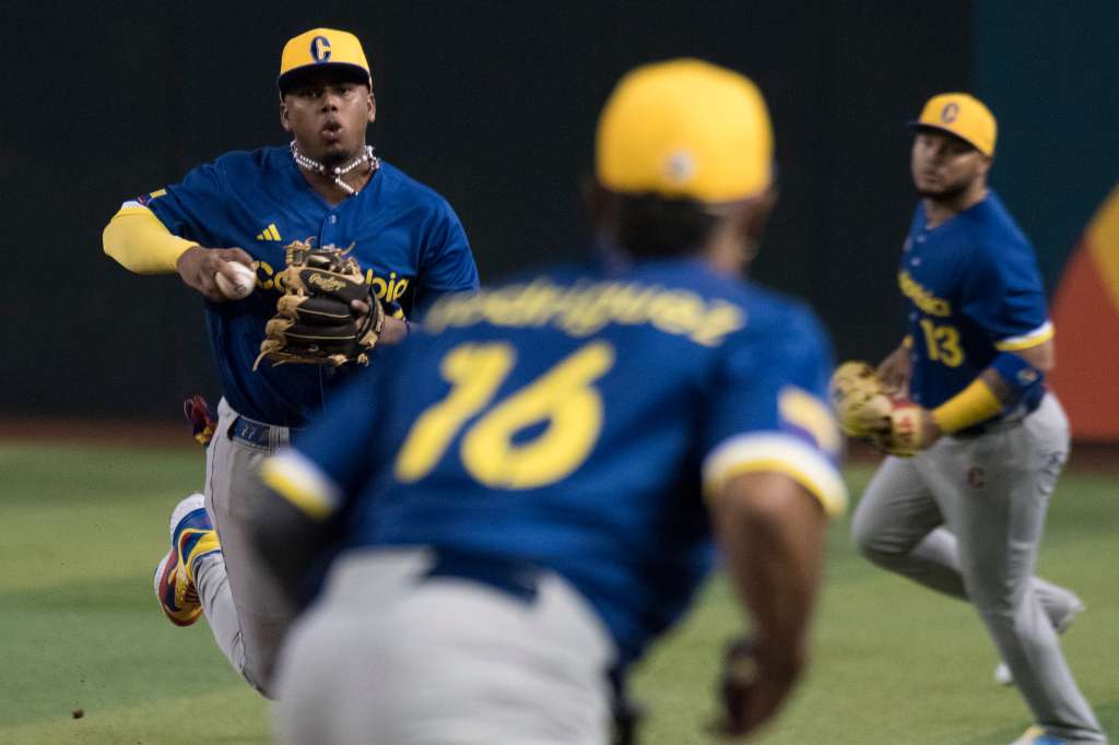 Phoenix (United States), 13/03/2023.- Dayan Frias of Colombia picks up in infield drive against Great Britian in the World Basball Classic, Group C Tournament at Chase Field in Phoenix, Arizona, USA, 13 March 2023. (Estados Unidos, Fénix) EFE/EPA/RICK D'ELIA