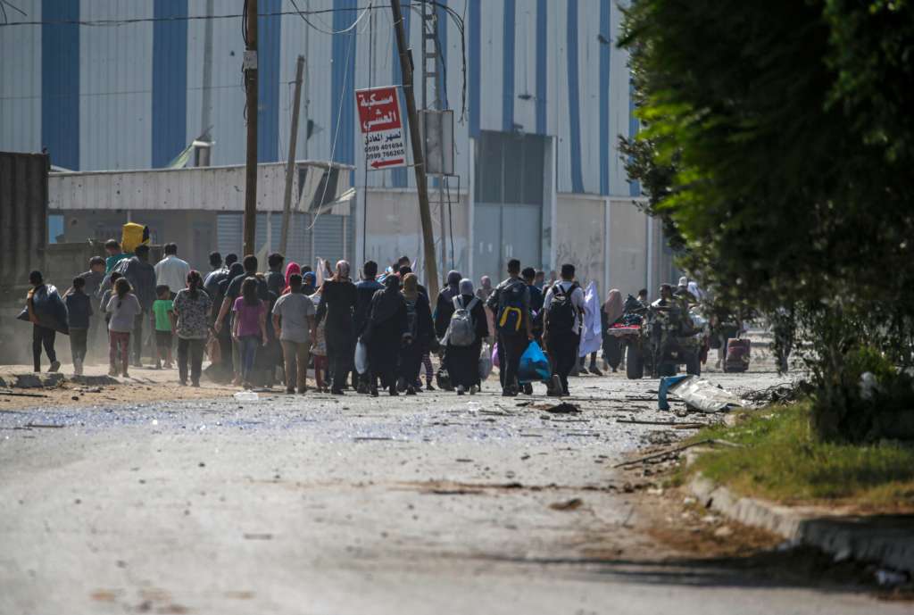 Gaza (---), 05/11/2023.- Residents evacuate northern Gaza Strip by foot following the latest Israeli warning during increased military operations in the northern Gaza Strip, 05 November 2023. More than 9,700 Palestinians and at least 1,400 Israelis have been killed, according to the IDF and the Palestinian health authority, since Hamas militants launched an attack against Israel from the Gaza Strip on 07 October, and the Israeli operations in Gaza and the West Bank which followed it. EFE/EPA/MOHAMMED SABER
