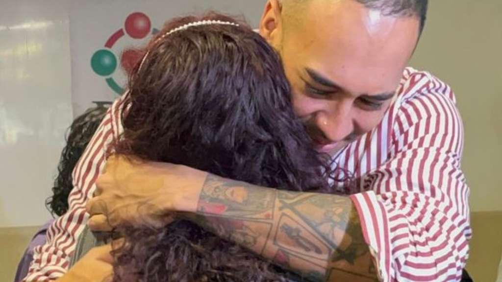 Después de 23 años, madre e hijo se vuelven a reencontrar.