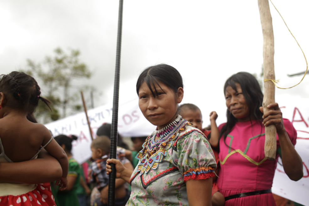 Los indígenas emberas avanzan desde Chocó hacia Bogotá. Ayer llegaron al km 18 de la vía Quibdó-Medellín. / Jeison Riascos