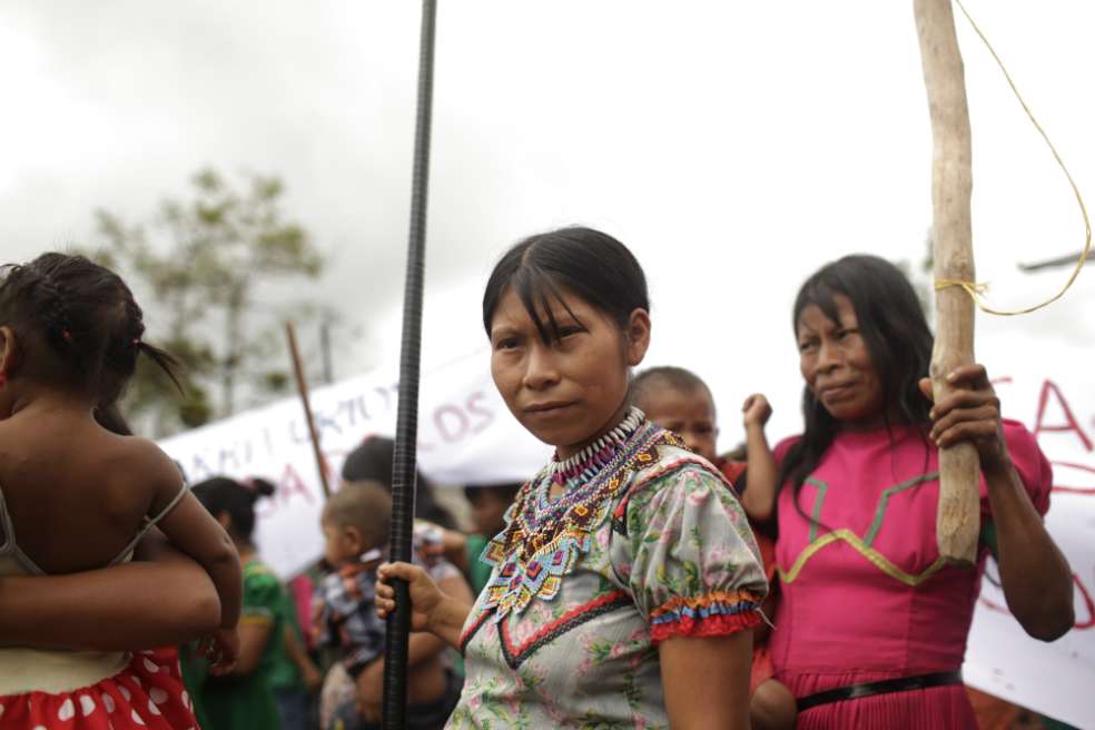 Los indígenas emberas avanzan desde Chocó hacia Bogotá. Ayer llegaron al km 18 de la vía Quibdó-Medellín. / Jeison Riascos