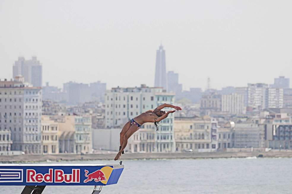 Uno de los saltos de Orlando Duque, con el gran panorama de La Habana. / Fotos: oficina de prensa de Red Bull