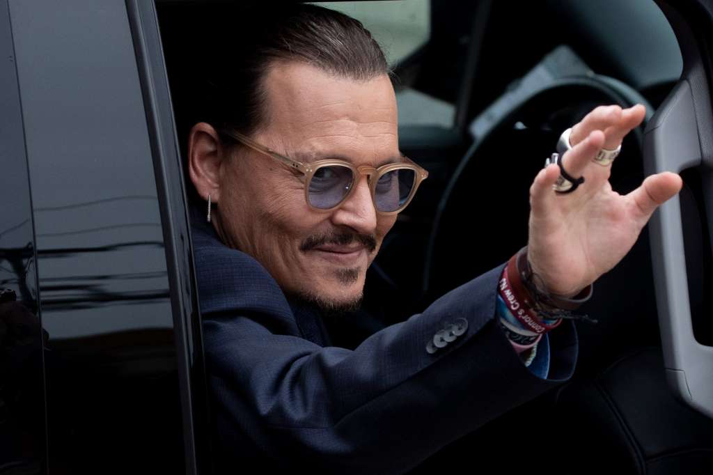 Fairfax (Usa), 27/05/2022.- US actor Johnny Depp reacts as he leaves after closing arguments in the 50 million US dollar Depp vs Heard defamation trial at the Fairfax County Circuit Court in Fairfax, Virginia, USA, 27 May 2022. Johnny Depp's 50 million US dollar defamation lawsuit against Amber Heard started on 10 April. (Estados Unidos) EFE/EPA/MICHAEL REYNOLDS
