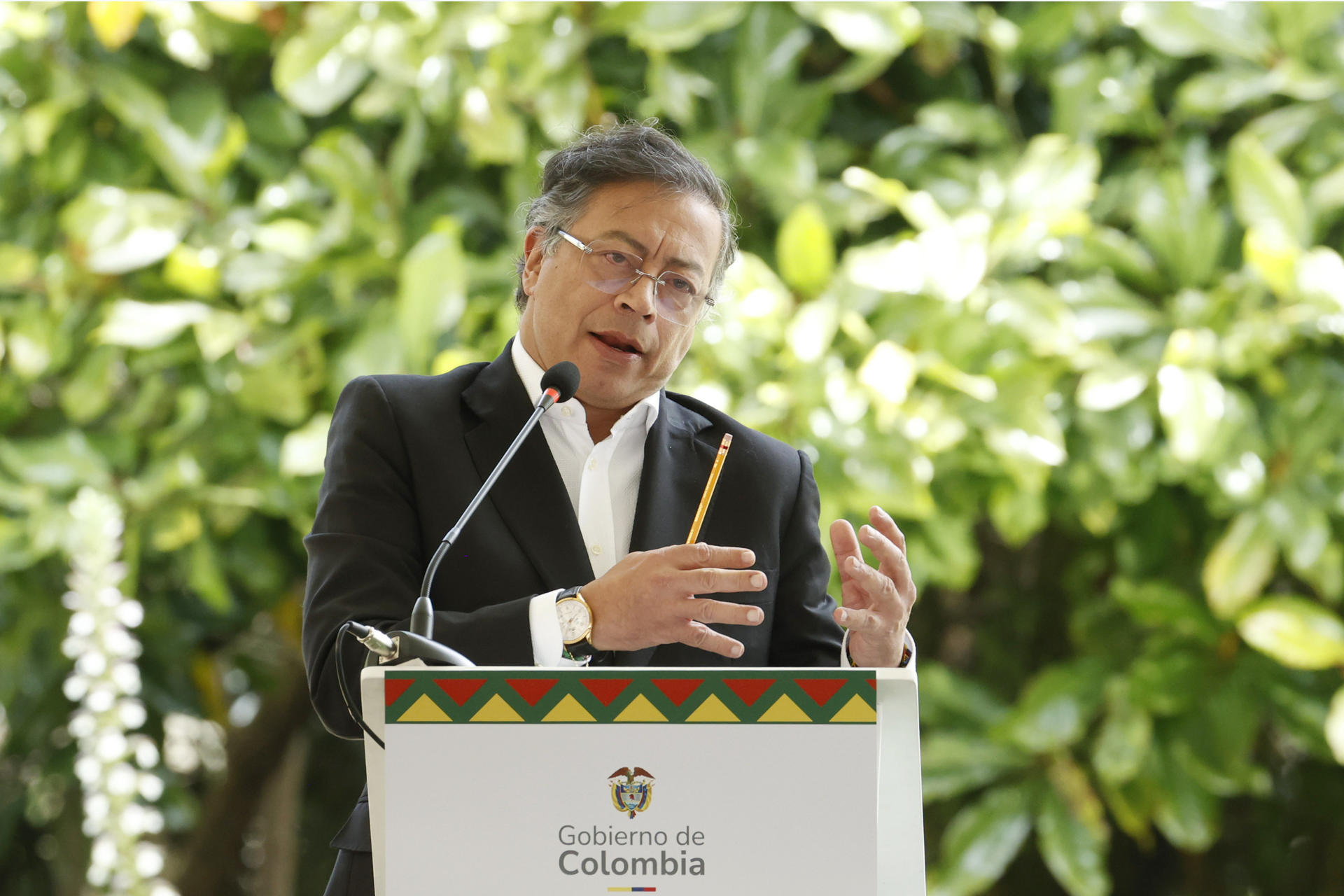 AME2820. BOGOTÁ (COLOMBIA), 22/08/2025.- El presidente de Colombia, Gustavo Petro, habla en la V Cumbre de Países Amazónicos este viernes, en Bogotá (Colombia). Petro abrió la V Cumbre de Países Amazónicos con un llamado a enfrentar de manera conjunta las amenazas que pesan sobre la selva, en particular el narcotráfico y las economías ilícitas, a las que señaló como "el principal enemigo de la Amazonía después del cambio climático". EFE/ Mauricio Dueñas Castañeda