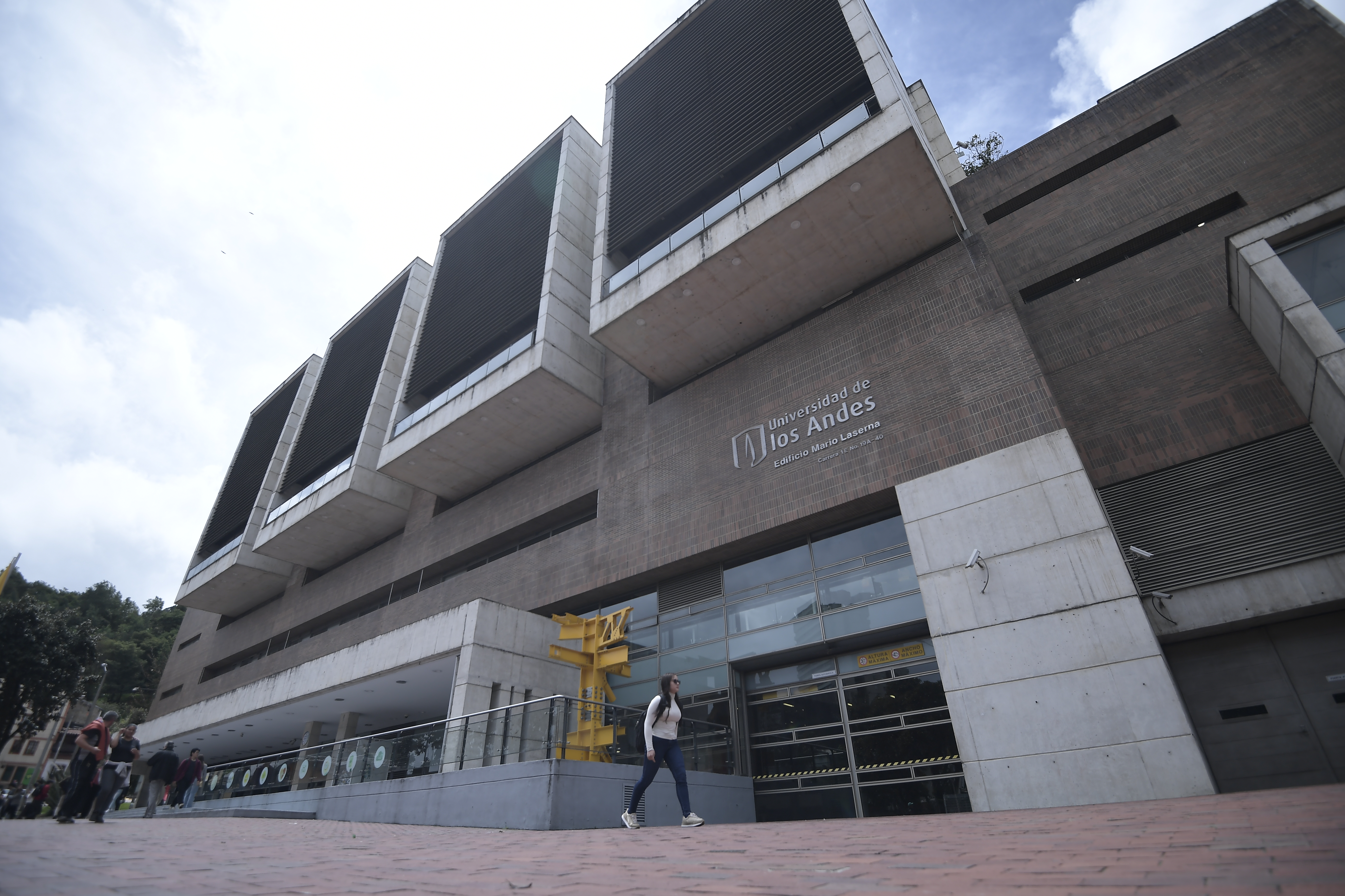 Estudiantes en el campus universitario.