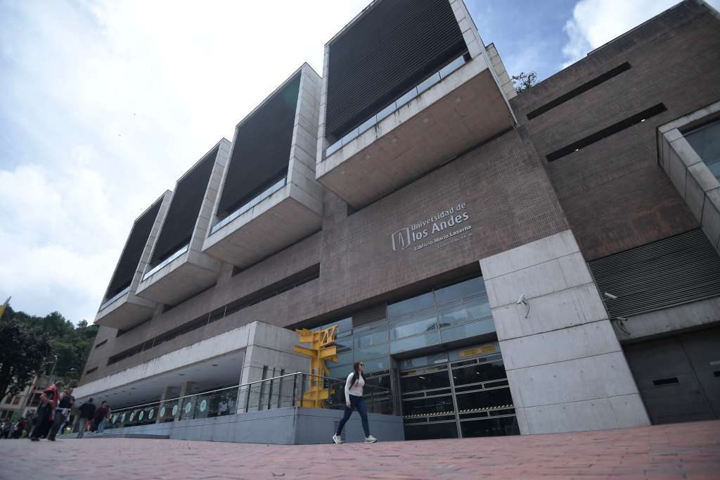 Estudiantes en el campus universitario.