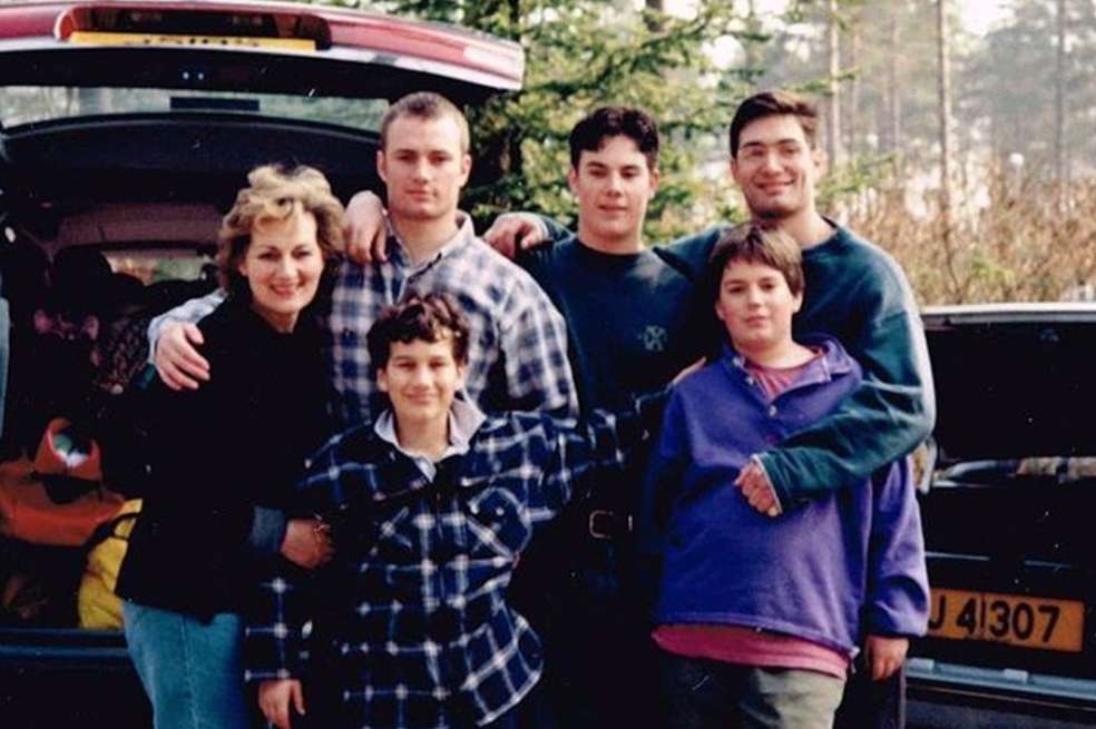 El actor británico, famoso en el mundo por su papel de Superman, recordó que le pedía a sus padres que lo sacaran del internado.