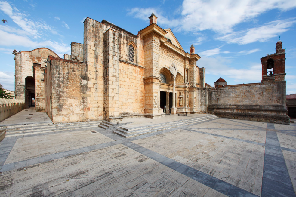 La Catedral de Santo Domingo, más conocida como Catedral Primada de América, fue declarada en 1546 la primera catedral del Nuevo Mundo por el Papa Pablo III. Esta preciosa basílica menor está dedicada a Santa María de la Encarnación.