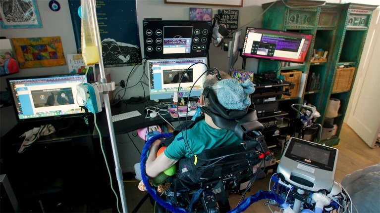 Casey Harrell utilizando la interfaz cerebro-ordenador en su casa